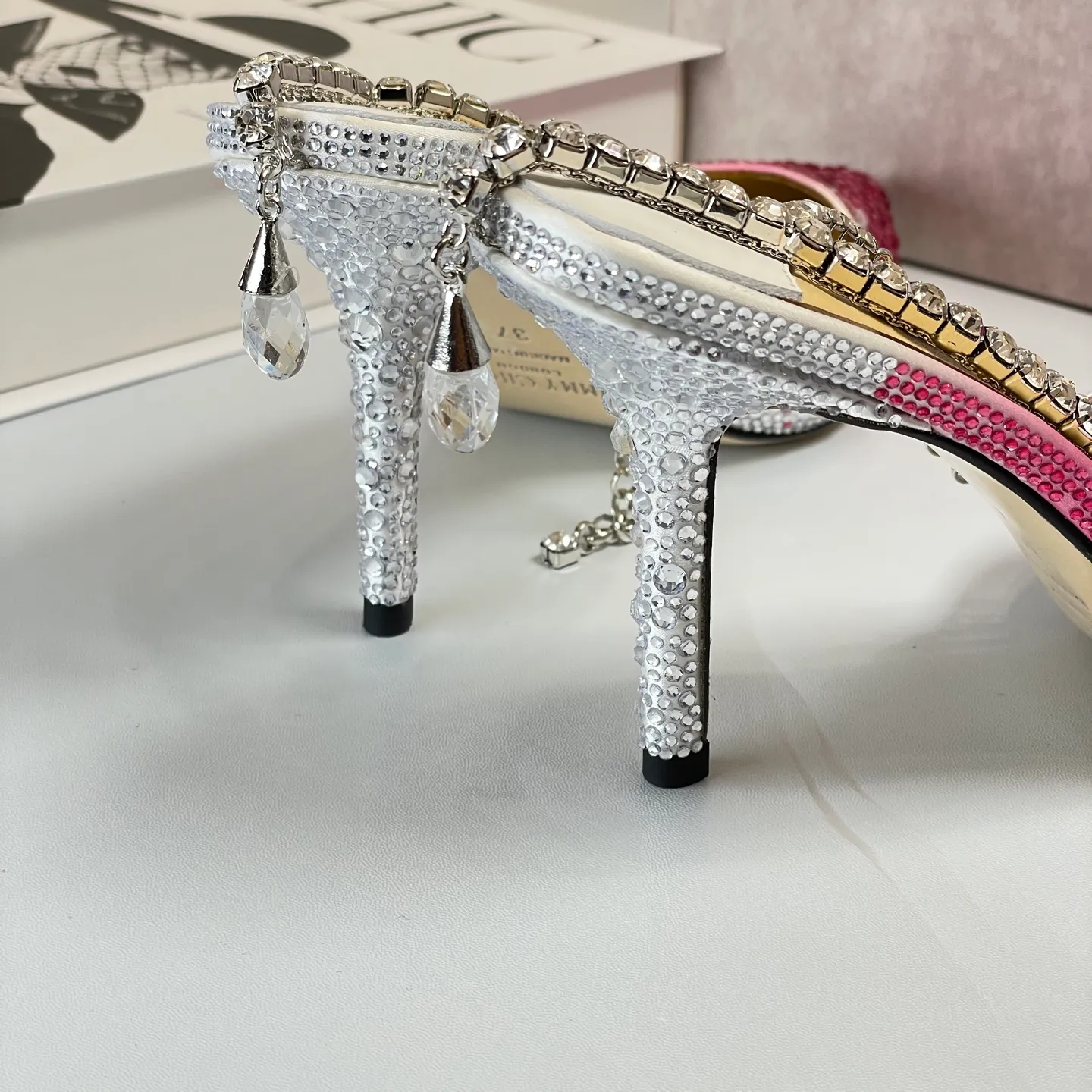 👟👟Ex-factory price 680👟👟 Jimmy Choo/Jimmy Choo classic diamond chain pointed toe crystal high-heeled sandals. Excellent crystal shoes, so beautiful that you can't take your eyes away. The shape of the shoes is very delicate, not too narrow and long. The internal space is sufficient, allowing the toes to relax enough. The rhinestones outline a charming arc on the instep, which is simply beautiful. It has a 360-degree surrounding fairy atmosphere, gorgeous but not exaggerated! ! The fabric is made of imported silk, with imported sheepskin lining. Customized A-grade Italian genuine leather sole. Heel height: 6.5 or 8.5. Size: 35-40 (41, 42, 43 customized, non-refundable)